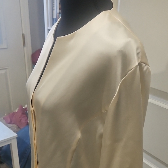 Lafayette 148 New York Cream 100% Silk V-neck Blouse - Picture 7 of 10